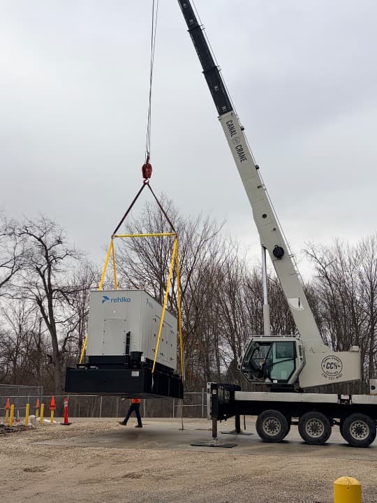 crane lifting heavy load crane lifting heavy load