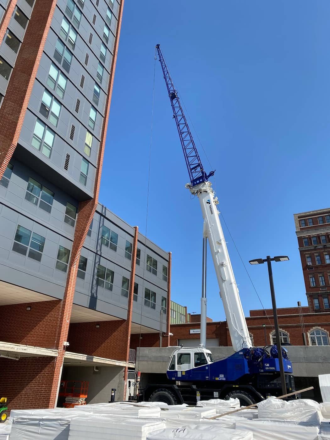 Rough-terrain crane downtown