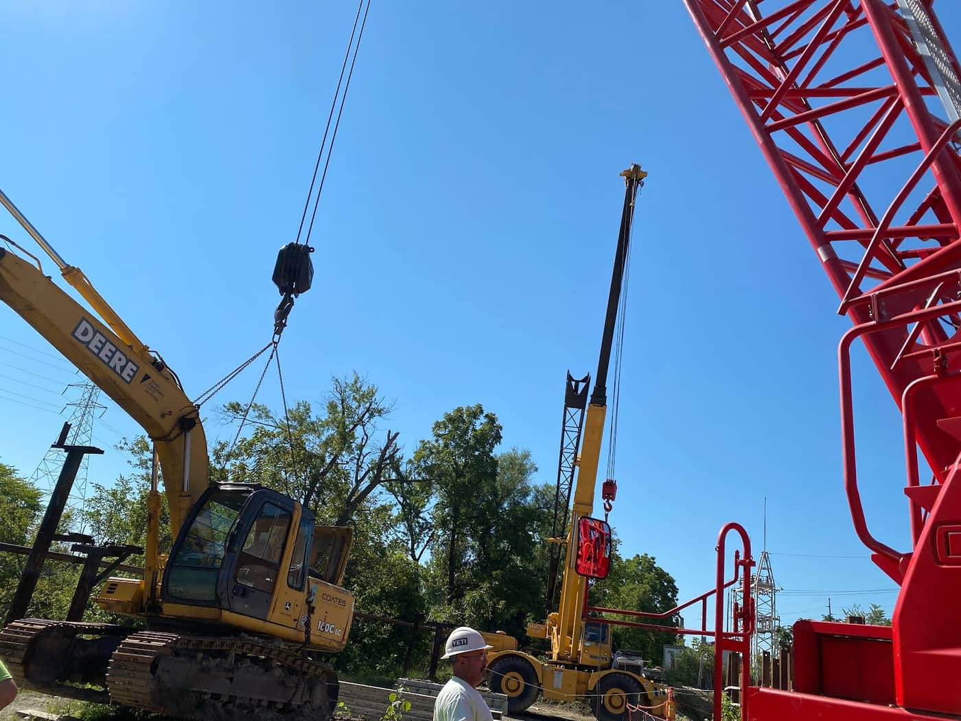 Multiple cranes on a heavy lift